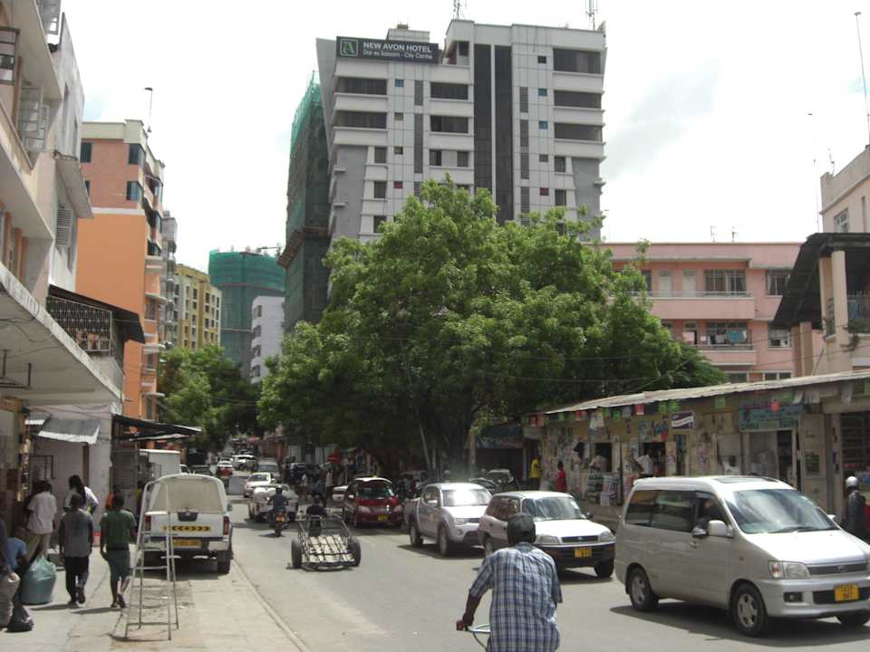 Улица возле отеля Hotel New Avon