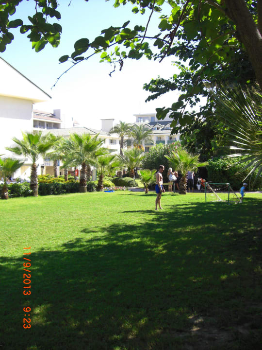 Blick vom hinteren Eingang Side Breeze Hotel