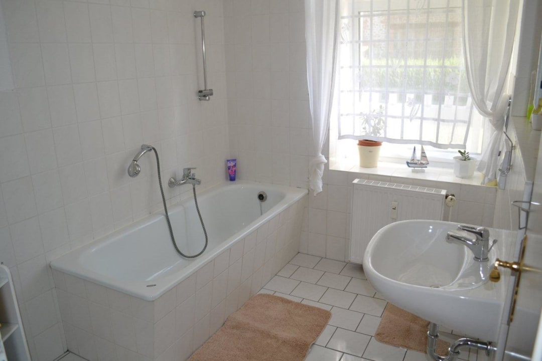 Bad (Handtücher und Föhn vorhanden) Ferienwohnung Gut Geschlafen