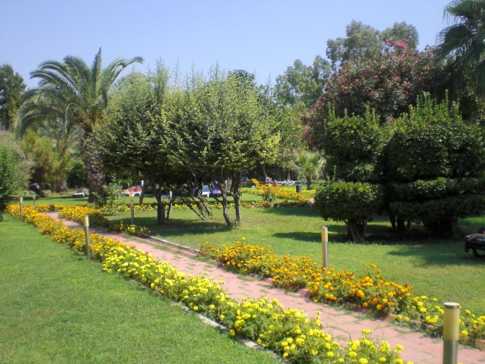 Teil des Weges durch die schöne Gartenanlage Seher Kumköy Star Resort & Spa