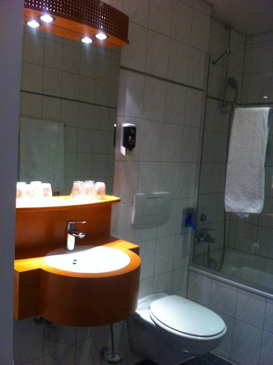 Großes Badezimmer Hotel ibis Styles Luzern City