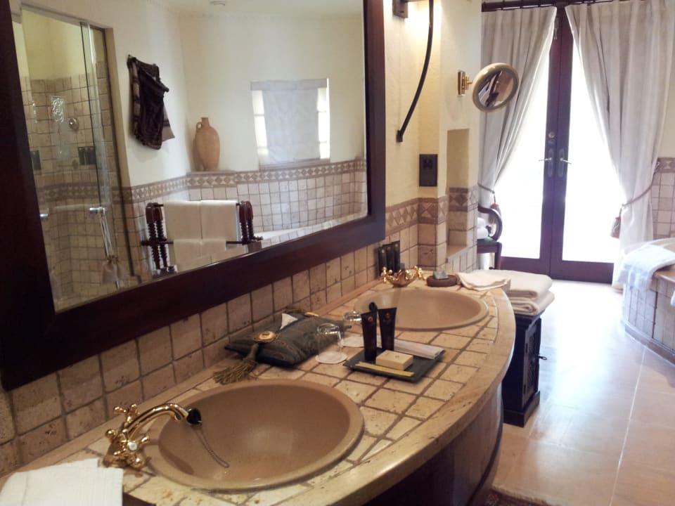 Bad mit 2 Waschbecken und grossem Spiegel Al Maha, A Luxury Collection Desert Resort & Spa