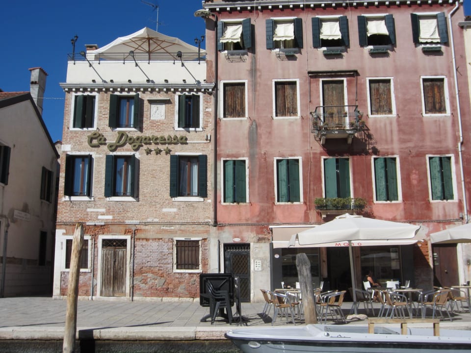 Außenansicht vom Wasser aus Hotel Ca Dogaressa