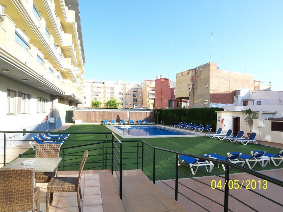 Poolanlage mit Kunststoffrasen BQ Andalucia Beach Hotel