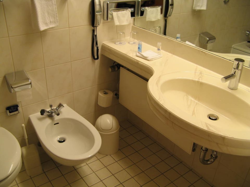 Badezimmer in der 3. Etage Maritim Airport Hotel Hannover