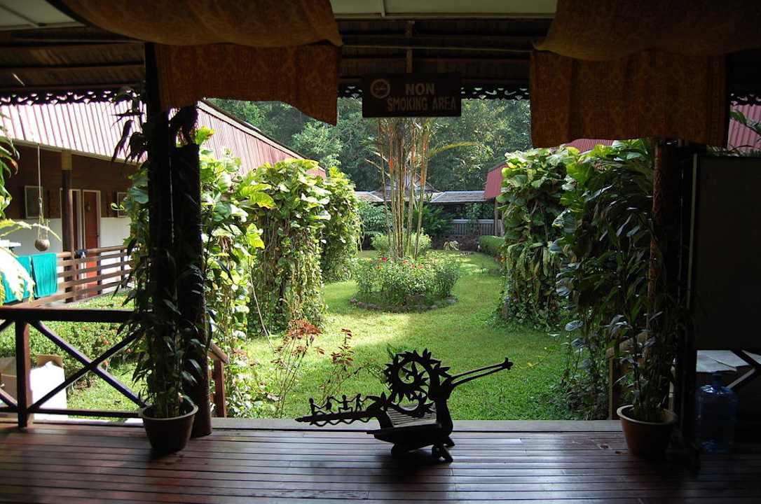 Innenhof Hotel Sukau Rainforest Lodge