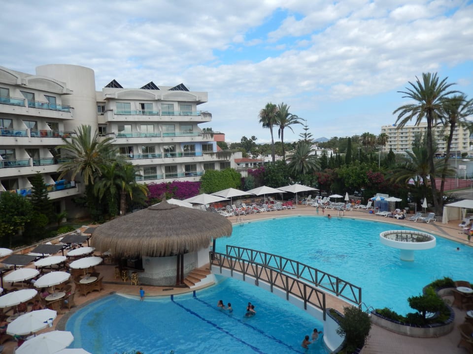 Unsere Balkonaussicht mit Pool und Bar BG Hotel Rei del Mediterrani Palace