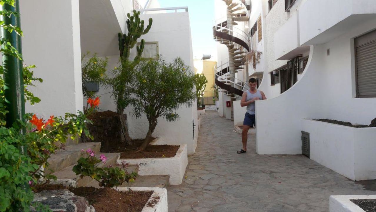 Alejki kompleksu hotelowego Apartments Pirámides