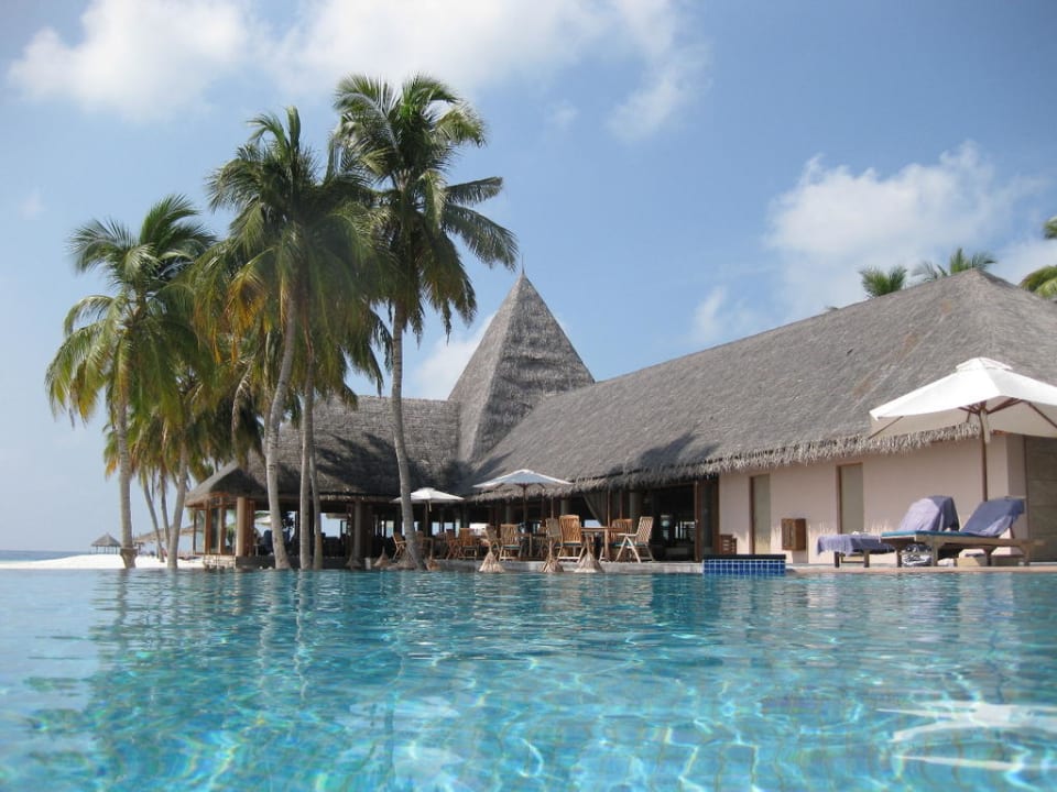 Ausblick auf die Thundi-Bar vom Pool aus Veligandu Maldives Resort Island