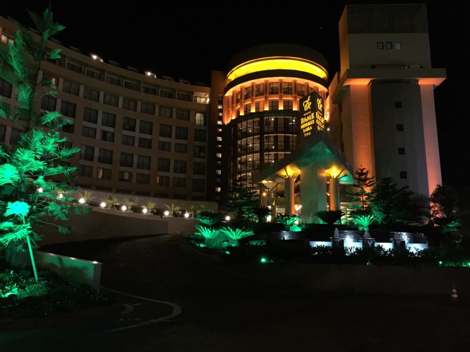 Hotel bei Nacht, Eingang Fame Residence Lara & Spa