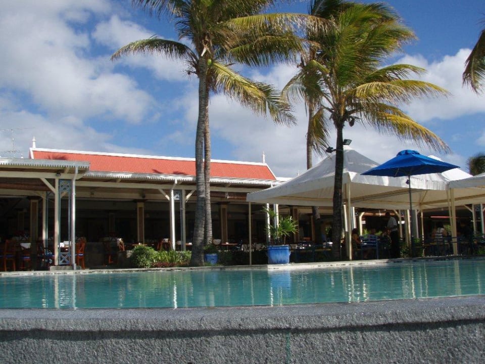 Das Restaurant hinter dem Pool Hotel Villas Caroline