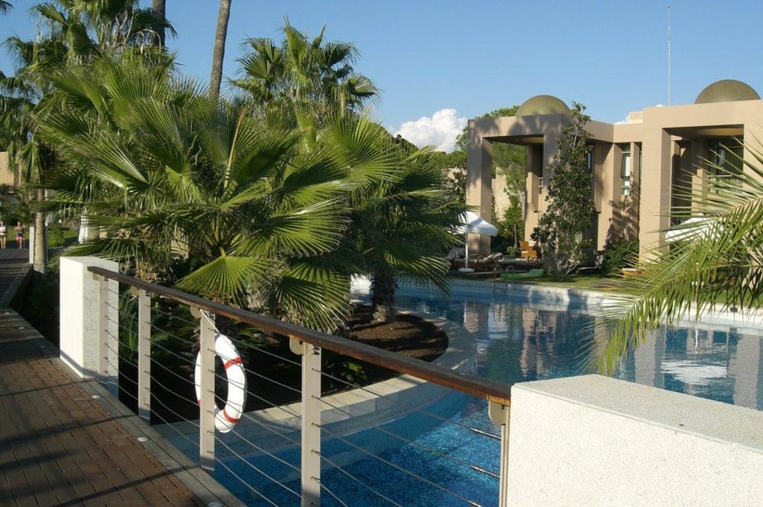 Poolanlage mit Poolvillen Gloria Serenity Resort