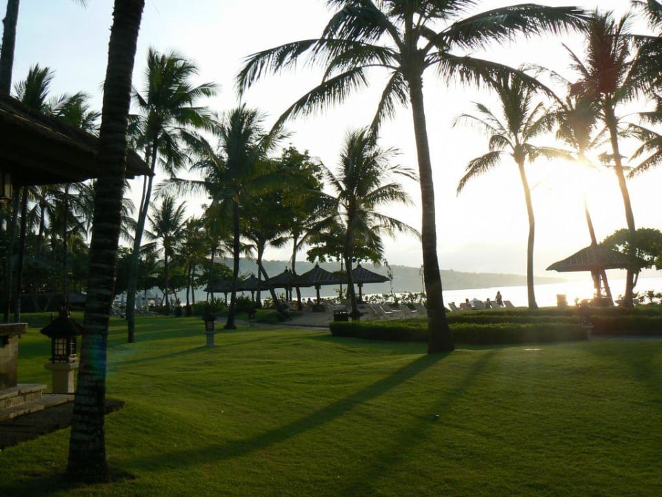Teil der Anlage (abends) mit Blick zum Meer InterContinental Bali Resort