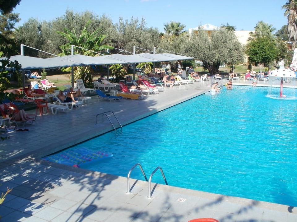 Pool und Beschattungsanlage Hotel Golden Odyssey