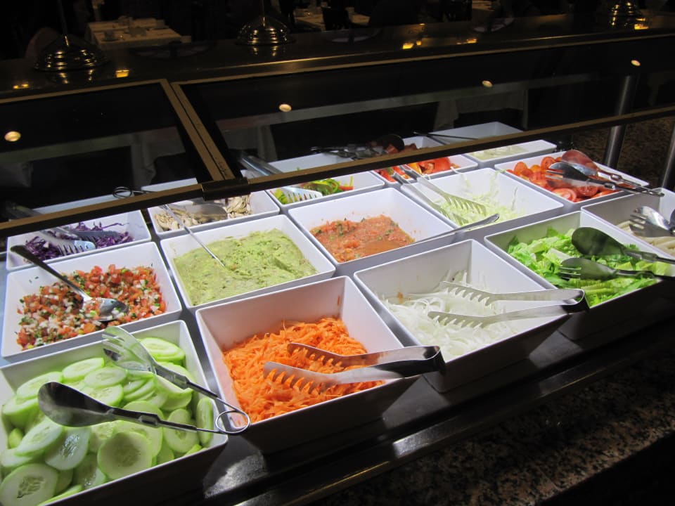 Salatauswahl beim Abendessen Hotel Riu Tequila