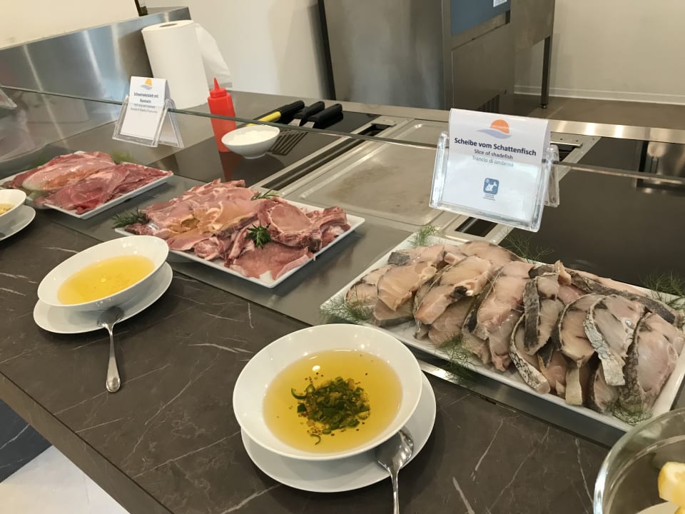 Frische Ware wird vor den Gästen zubereitet TUI BLUE Tropea