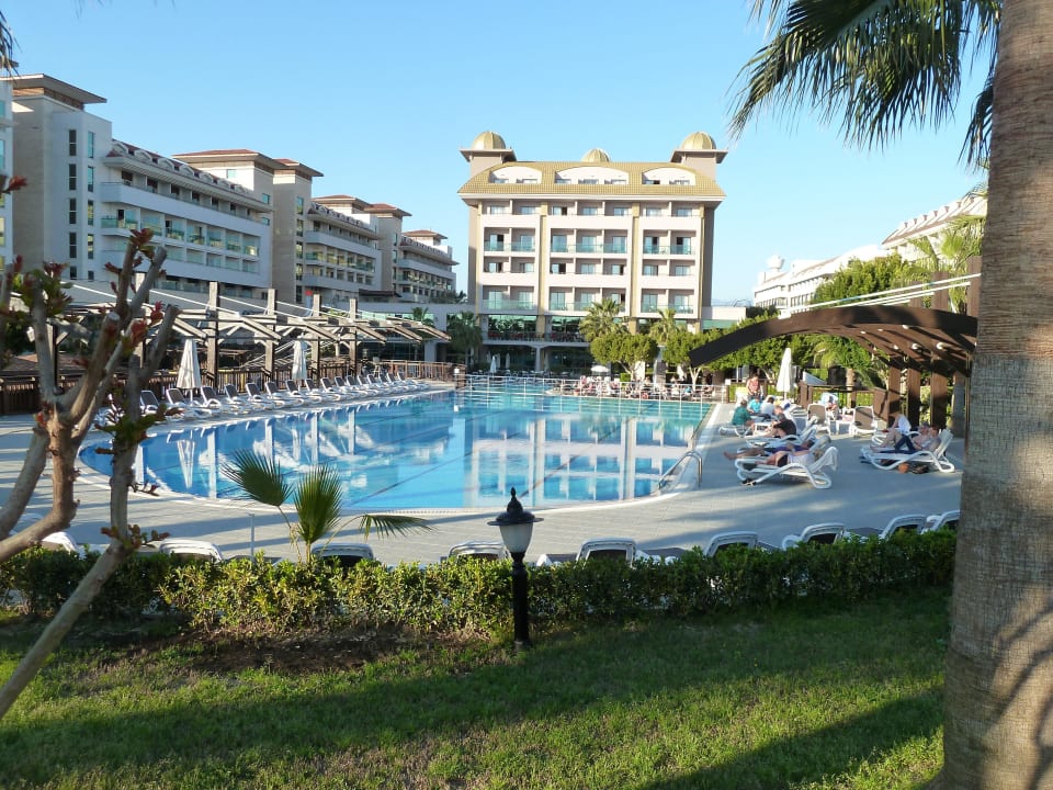 Blick aufs  Hotel vom Garten aus Aydinbey Kings Palace & Spa