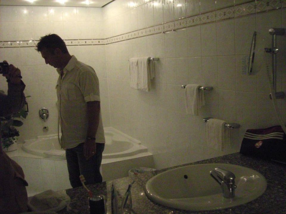 Bad mit Eckbadewanne Hotel Gut Schmelmerhof