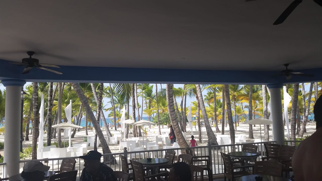 Von einer Bar im Hotel die Sicht auf den Strand Hotel Riu Bambu