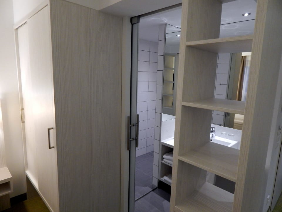 Blick vom Zimmer ins Bad Hotel Zeitgeist Vienna Hauptbahnhof