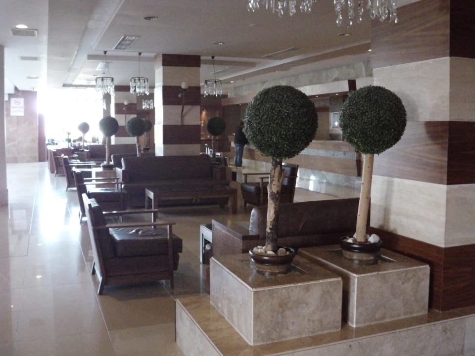 Ein Blick in die Lobby früh am Morgen Sherwood Exclusive Lara