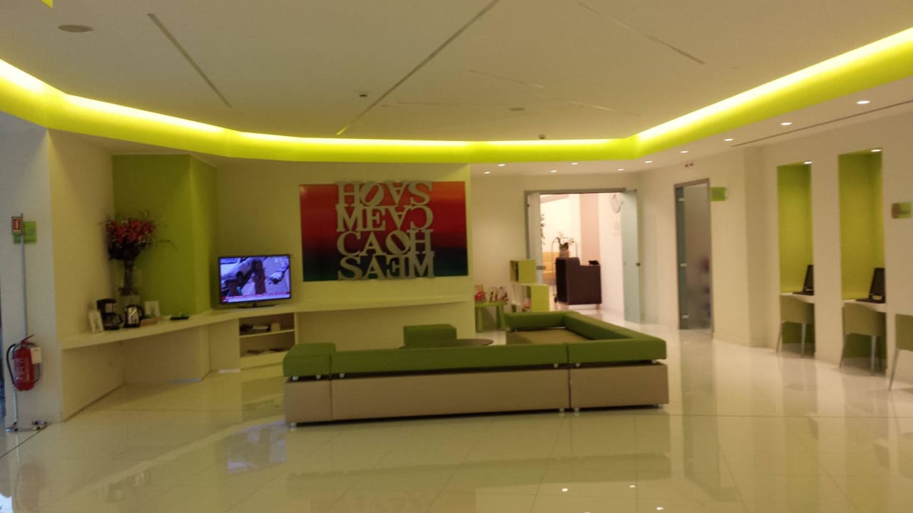 Sulla destra pc disponibili per internet ibis Styles Hotel Milano Melegnano