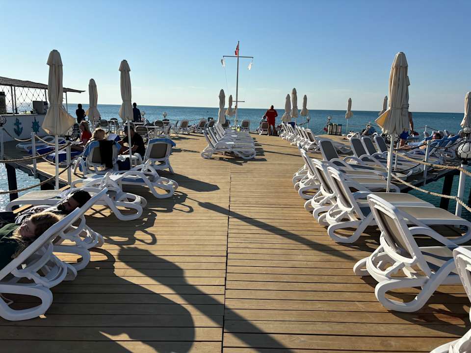 Strand Saturn Palace Resort Hotel