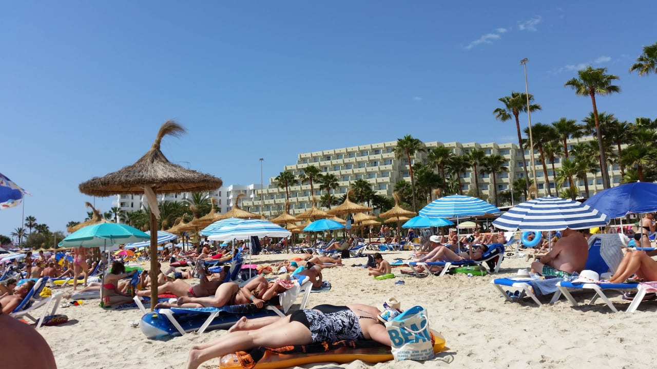 Das Hotel vom öffentlichen Strand aus  Hipotels Mediterraneo