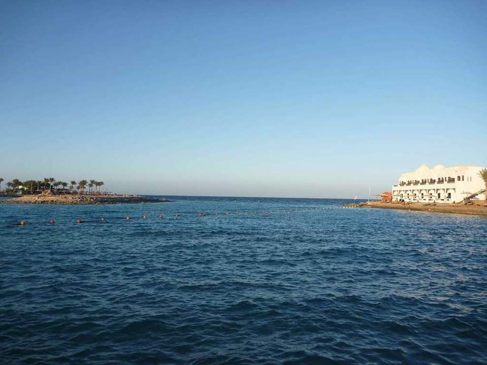 Blick vom Hotelstrand aufs Wasser Arabella Azur Resort