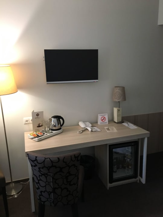 Schreibtisch, Minibar, TV Radisson Hotel Old Town Riga