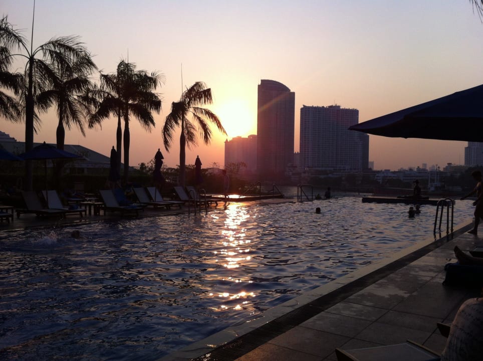 Pool am Abend Chatrium Hotel Riverside Bangkok