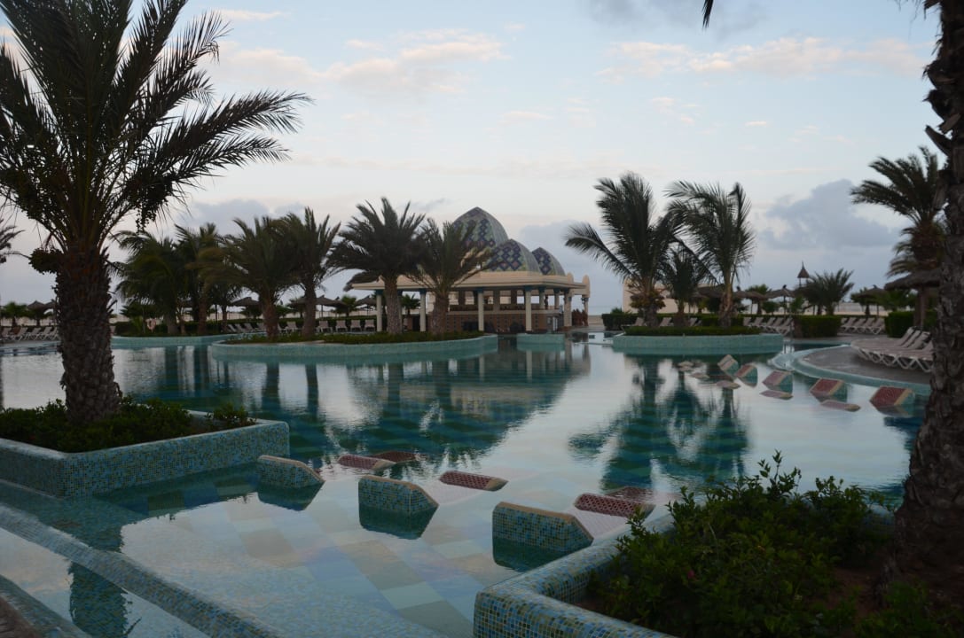 Grosser Pool mit Wasserliegen und im Hintergrund  Hotel Riu Karamboa