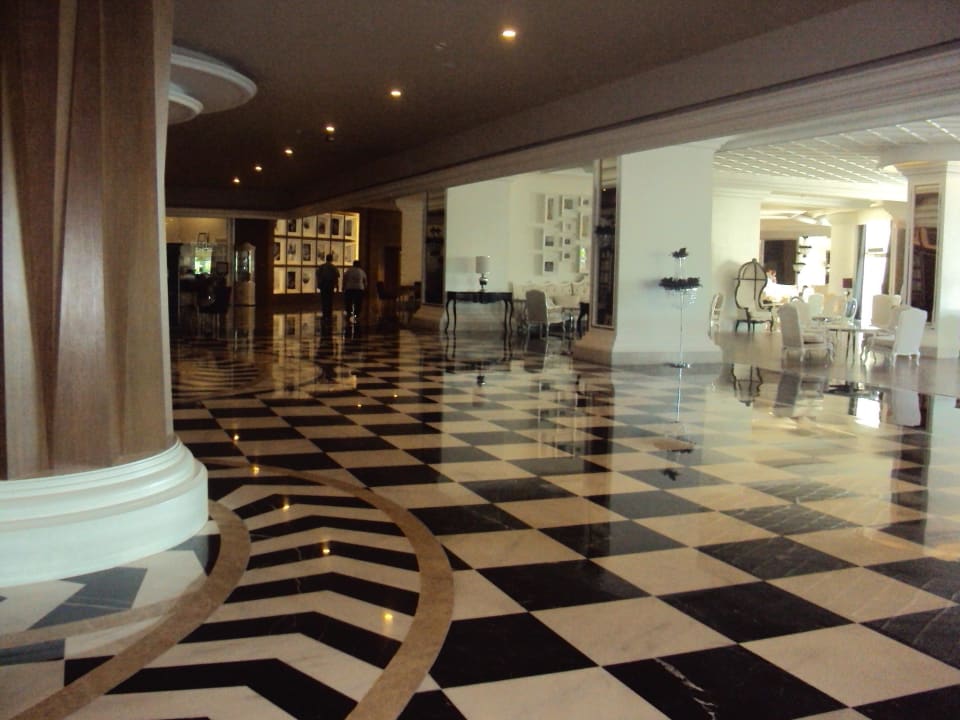 Verschiedene Sitzgelegenheiten in der Lobby Hotel Delphin Imperial