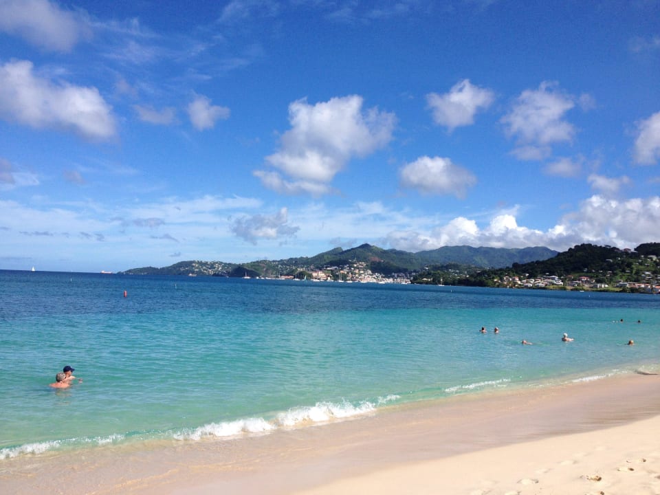 Strand mit Blick auf St. George Hotel Coyaba Beach Resort