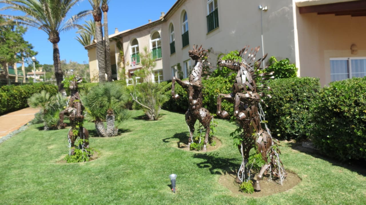 Aus Metall stehende Pferde VIVA Cala Mesquida Resort & Spa