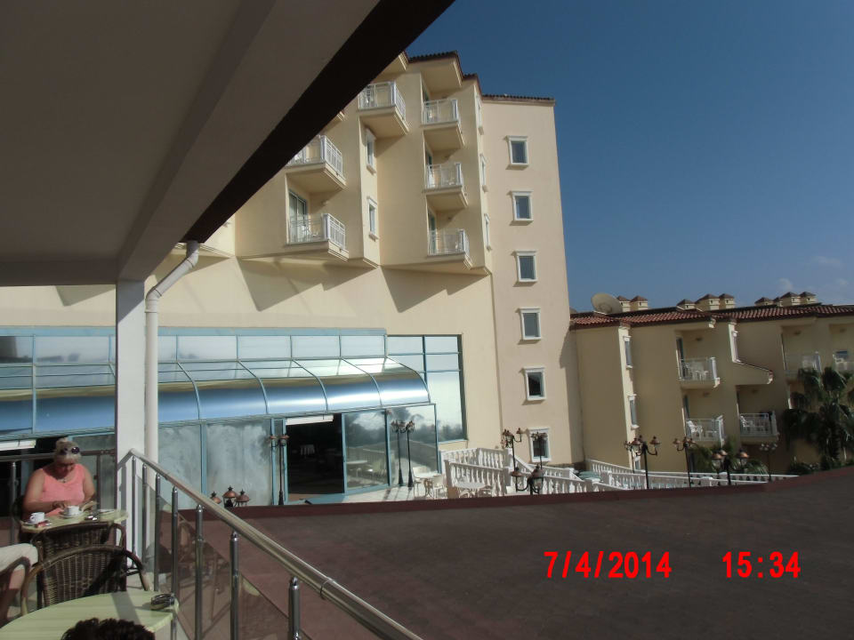Blick von der Lobbyterrasse zum zweiten Gebäute Iz Flower Side Beach Hotel