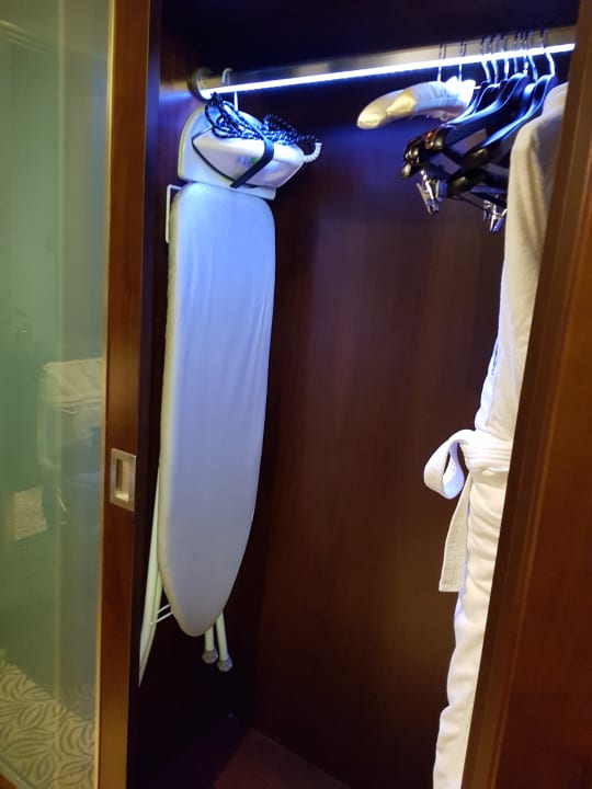 Zimmer Rose Rayhaan by Rotana