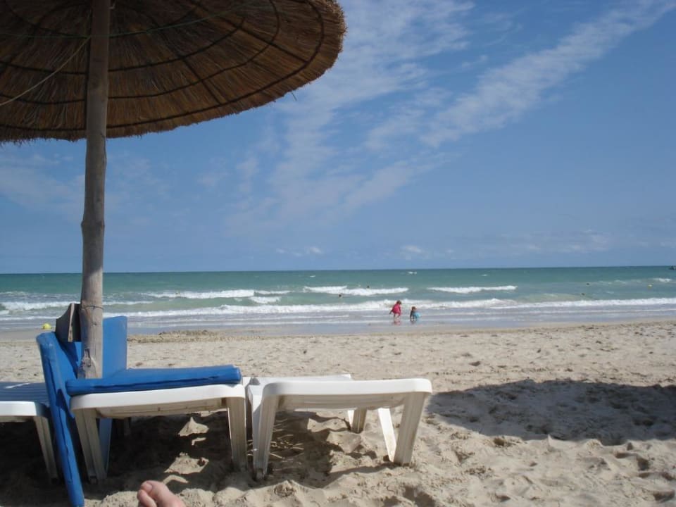 Blick von der Liege zum Meer TUI MAGIC LIFE Penelope Beach