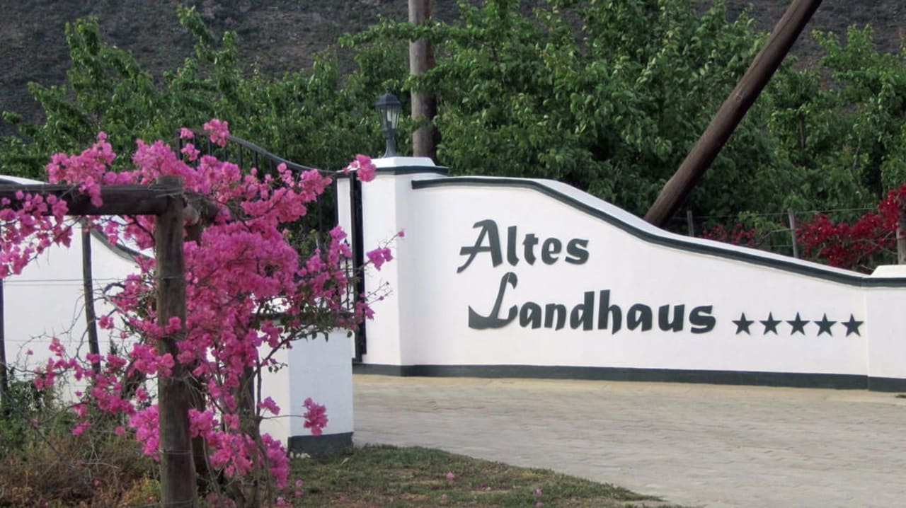 Einfahrt Altes Landhaus Country Lodge