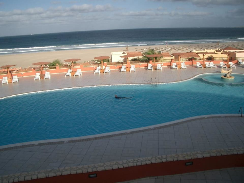 Schwimmer im Neoprenanzug Occidental Boa Vista Beach
