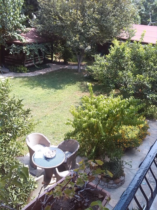 Blick in den Garten mit Sitzgelegenheiten Hotel Villa Monte