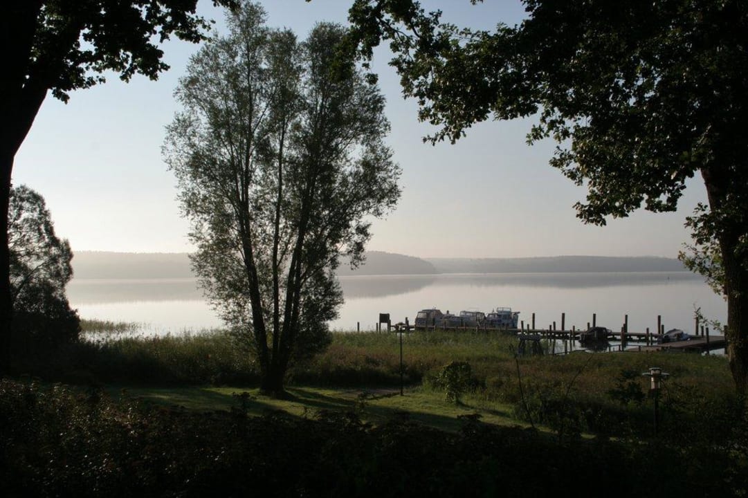 Morgenstimmung am Plauer See vor dem Hoteleingang Falk Seehotel Plau am See