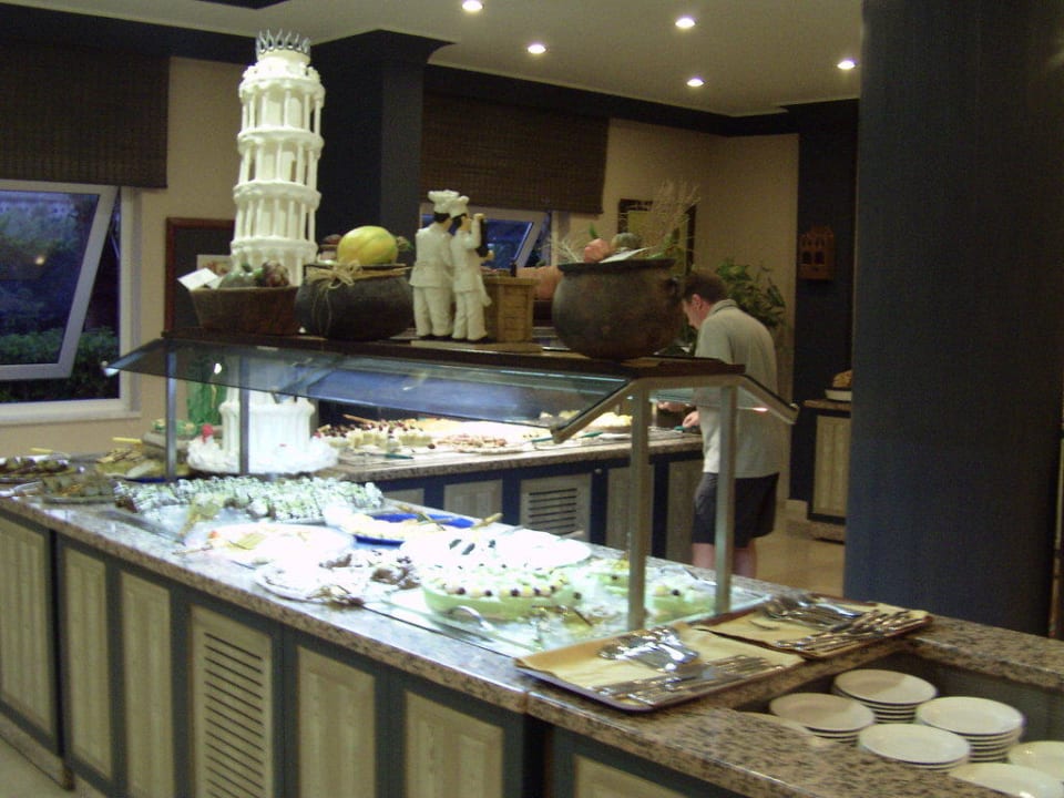 Teil des Buffets Hotel Royal Garden Beach