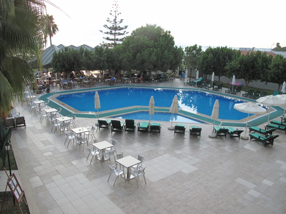 Pool, im Hintergrund das Pavillon Nerton Hotel - Erwachsenenhotel ab 16 Jahren