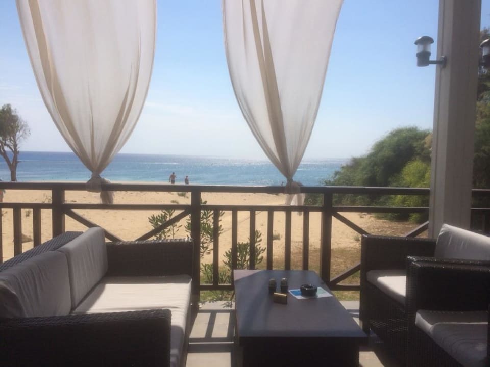 Poolbar mit Sitzbereich und Ausblick zum Strand Melissi Beach Hotel & Spa