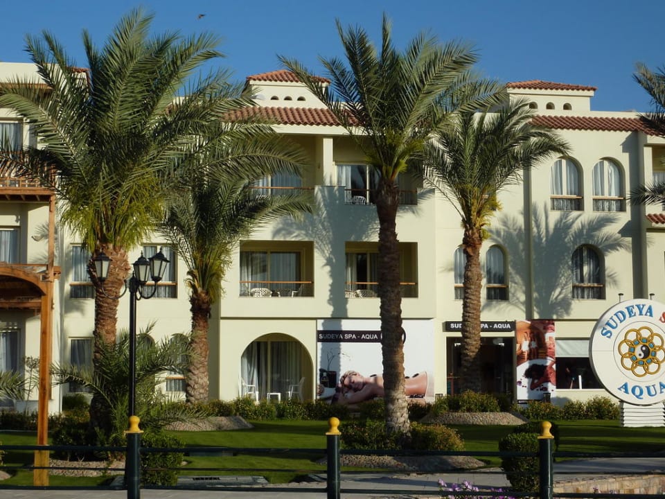 Dort war unser Zimmer (oben rchts) Pickalbatros Dana Beach Resort - Hurghada