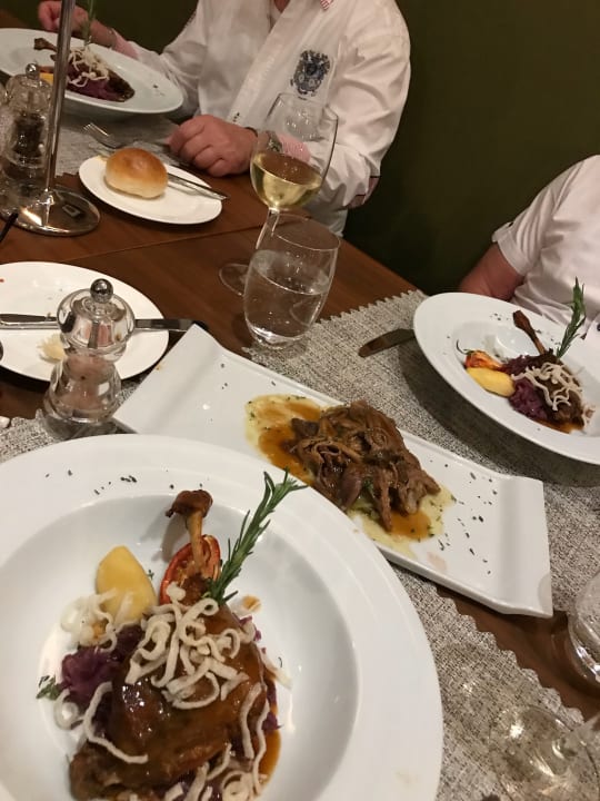 Sehr lecker Acanthus Cennet Barut Collection