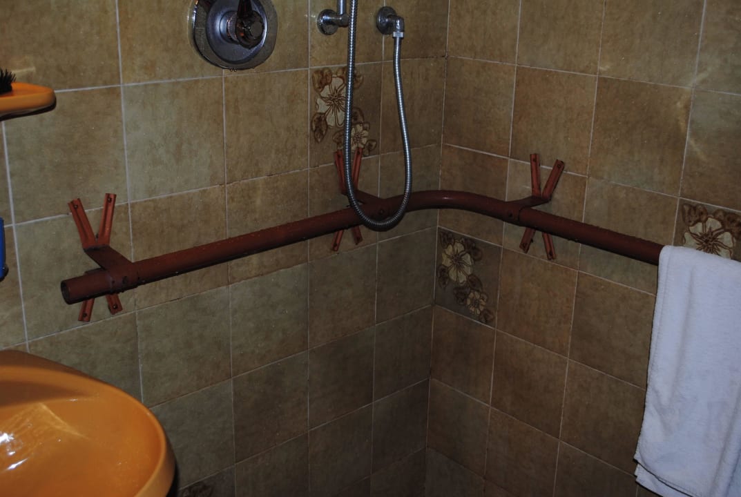 Eisenstange als Halterung in Dusche ohne Vorhang Hotel Argentum