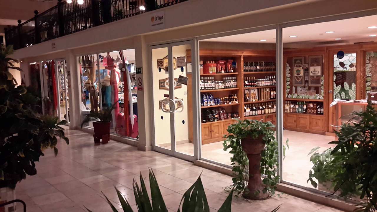 Die zwei Einkaufsmöglichkeiten im Hotel Blau varadero - Adults only
