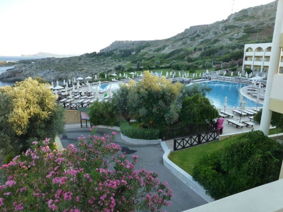 Blick vom Balkon auf Pool Mythos Hotel Kalithea Horizon Royal